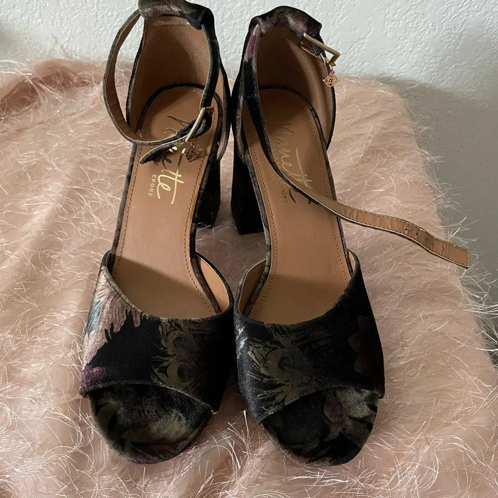 Beautiful velvet Lanette Lepore open toe pumps. Size 7.5 - Picture 2 of 3